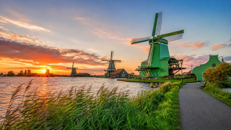 Zaanse Schans vs. Kinderdijk: Which Windmill Village to Visit?